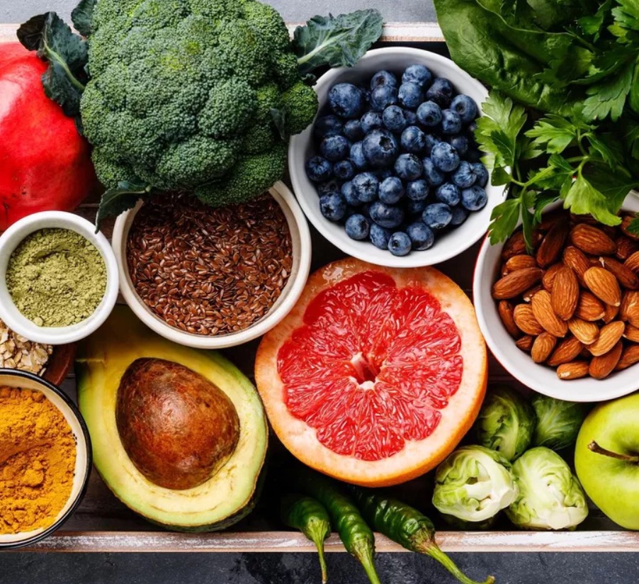 Assortiment de superaliments : brocoli, myrtilles, avocat, amandes