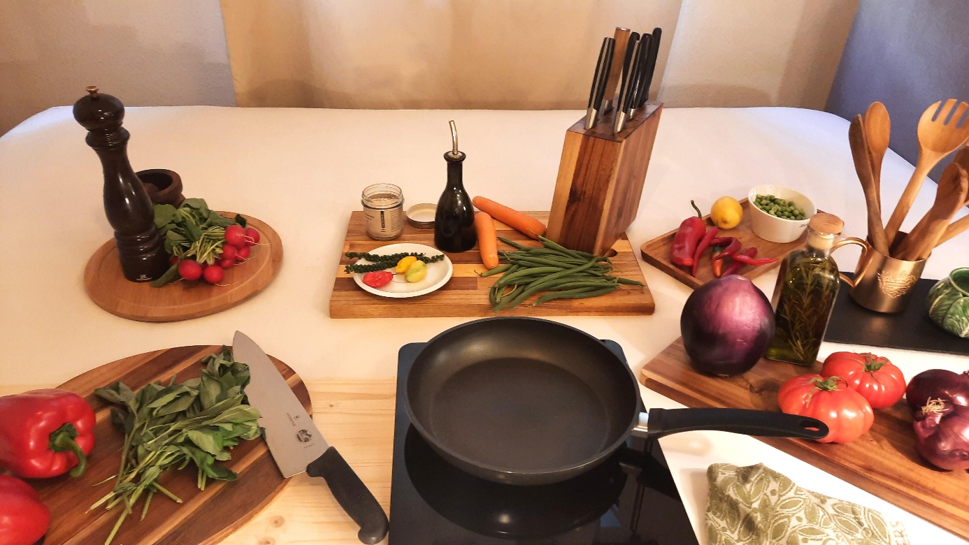 Préparation de légumes frais en cuisine