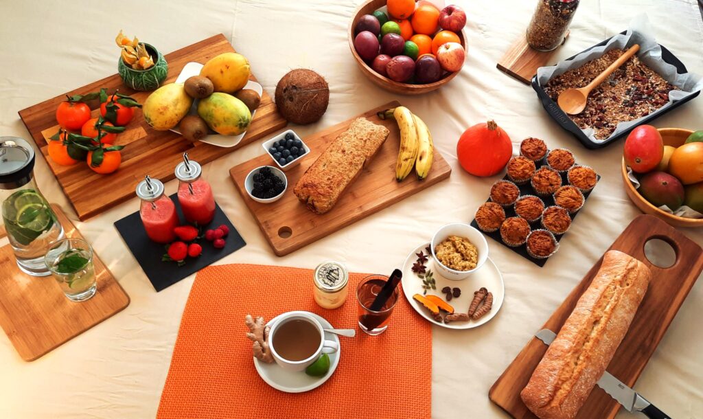 Table garnie de plats sains, colorés et faits maison