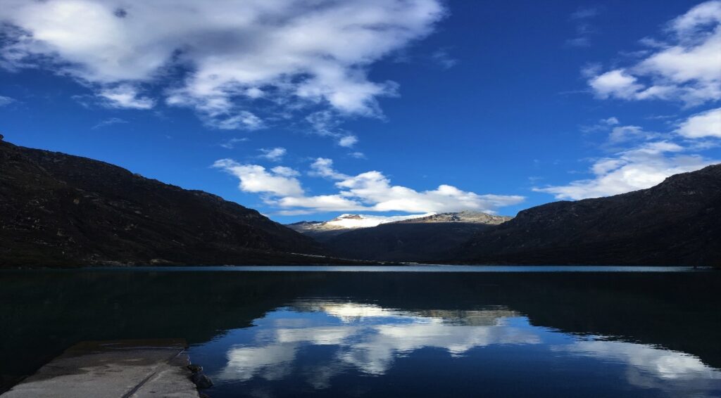 Lac et montagnes des Andes péruviennes