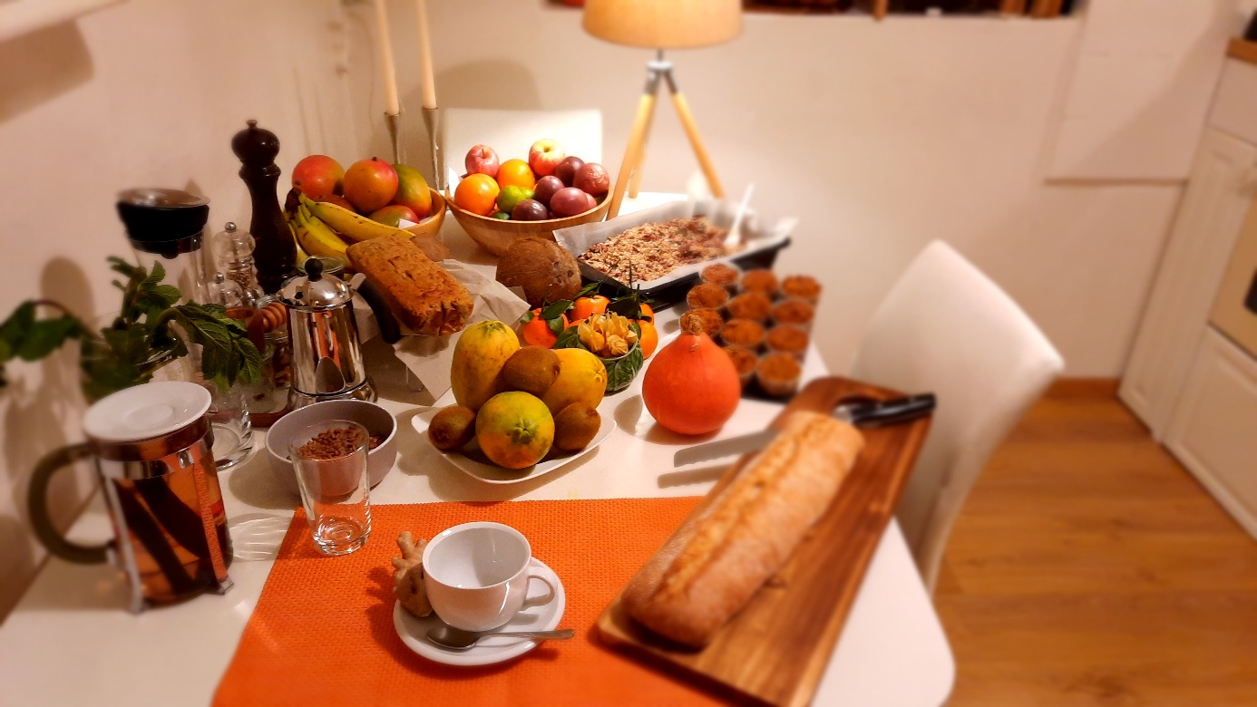 Table conviviale dressée pour un repas sain