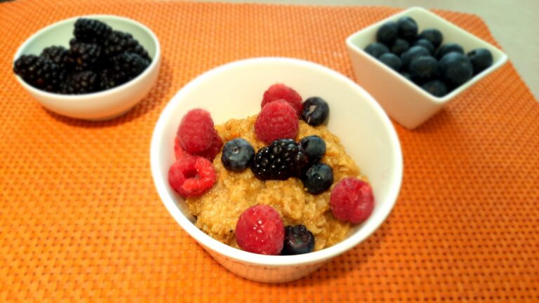 Porridge au curcuma frais et à la cardamome noire