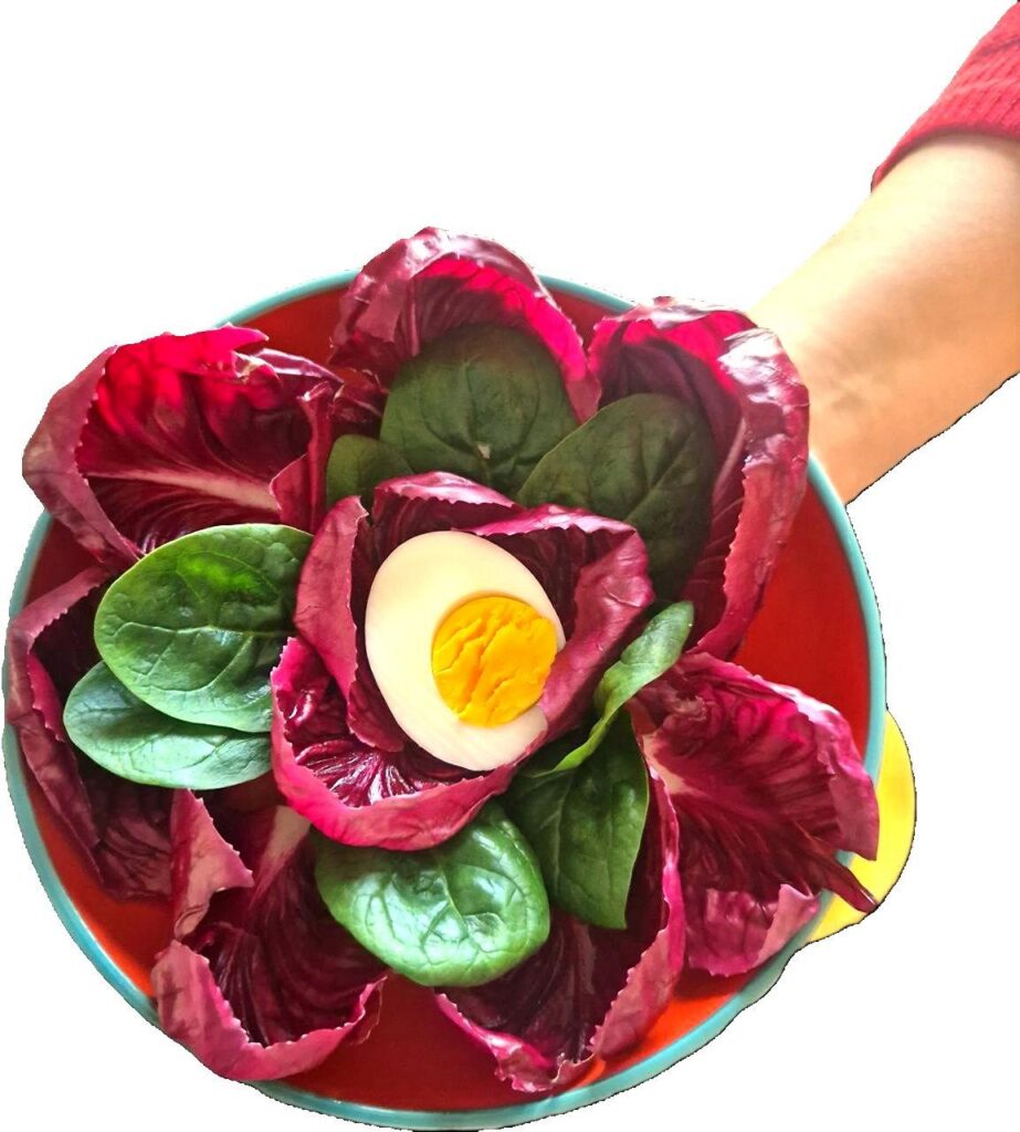 Salade rose, œufs et sauce tahini