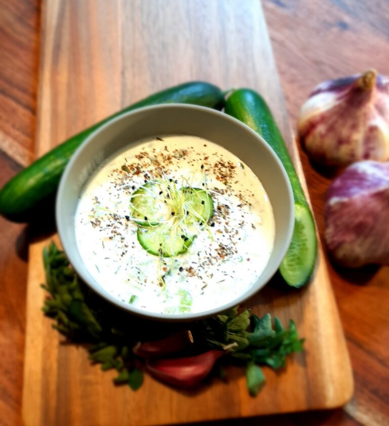 Sauce yaourt à l'ail, menthe et concombre
