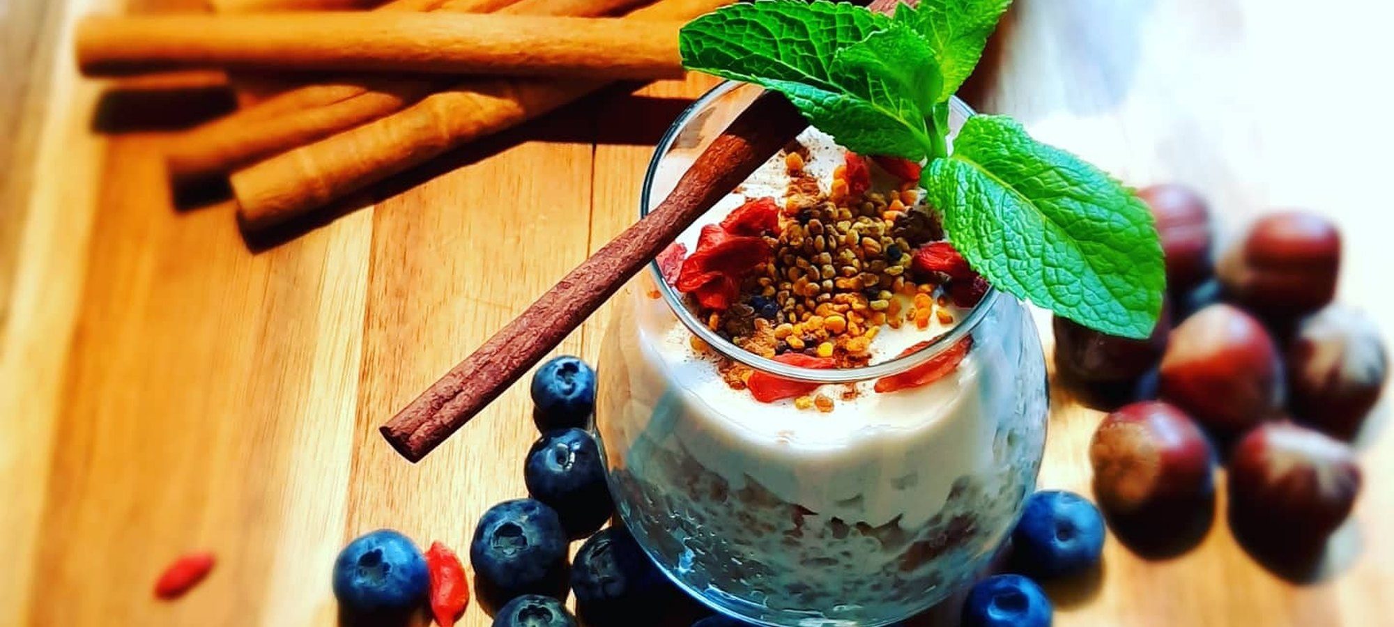 Porridge de quinoa au coing, baies et menthe