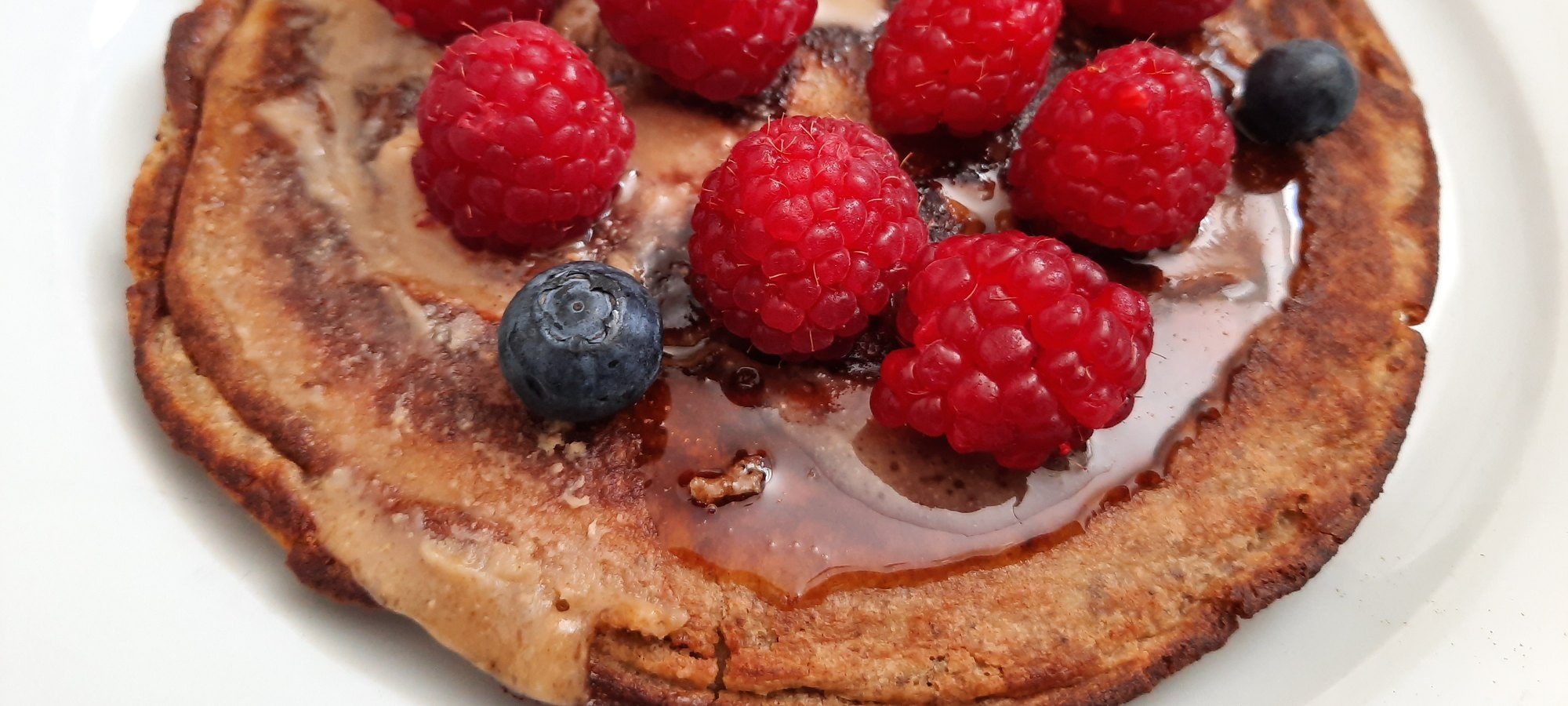 Pancake a la maca avec framboises et myrtilles