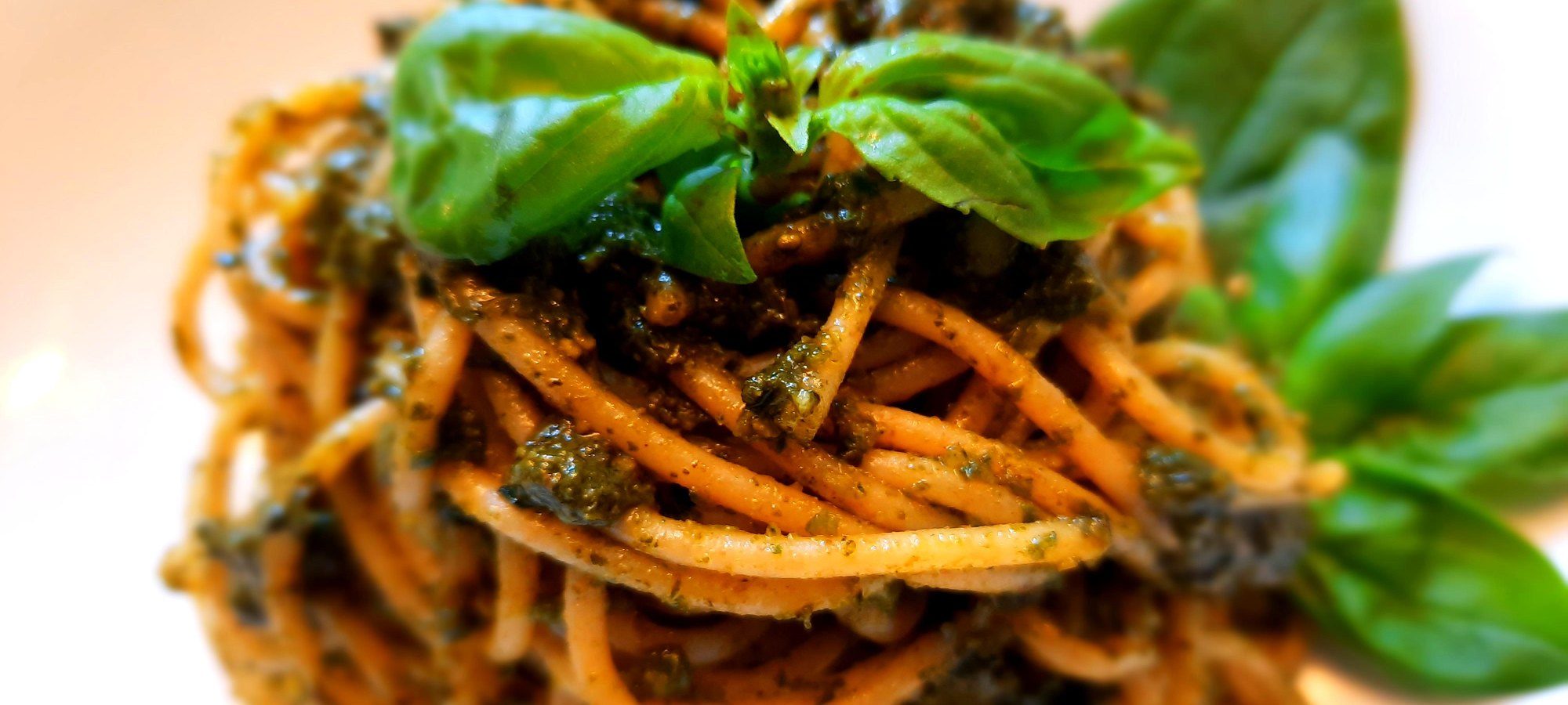 Pates au pesto genovese et basilic frais