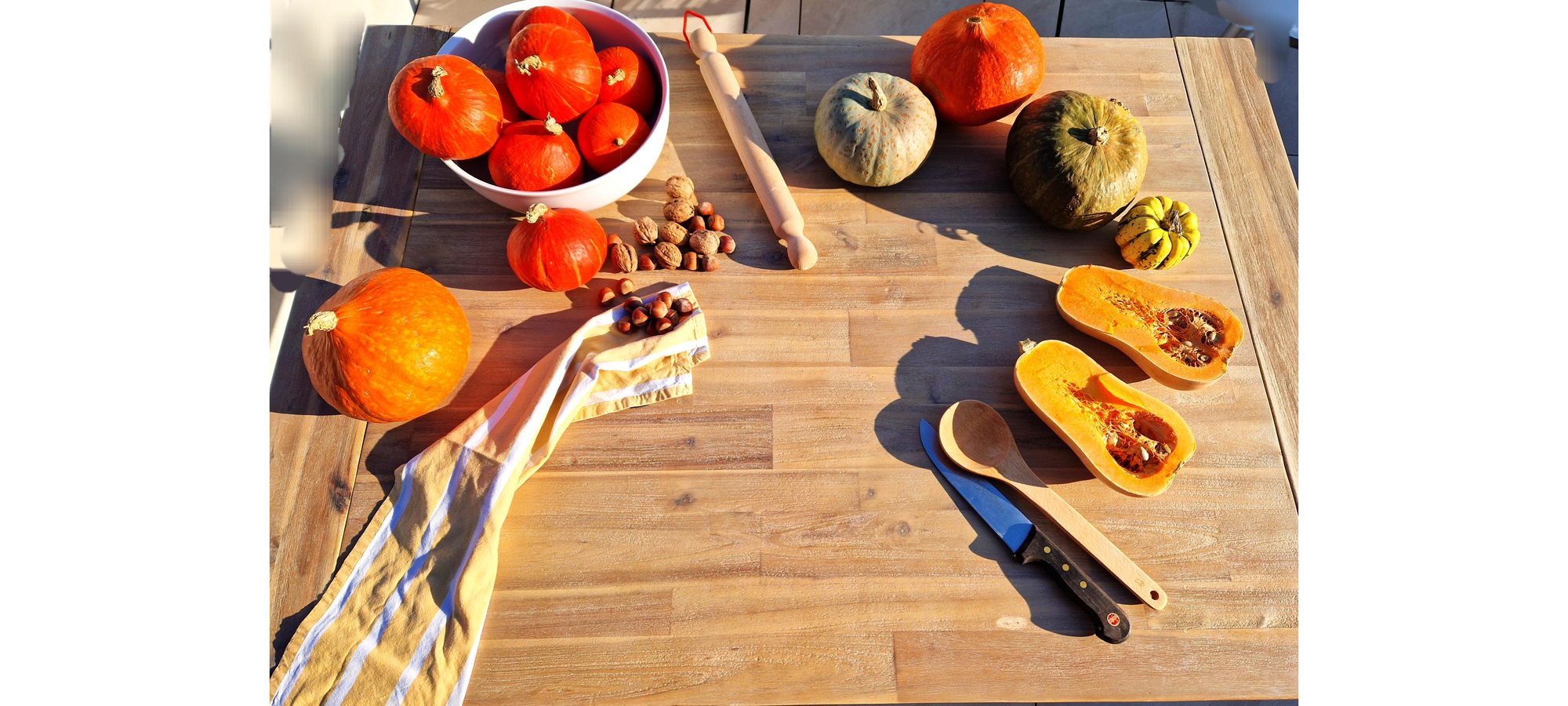 Courges et noisettes sur plan de travail