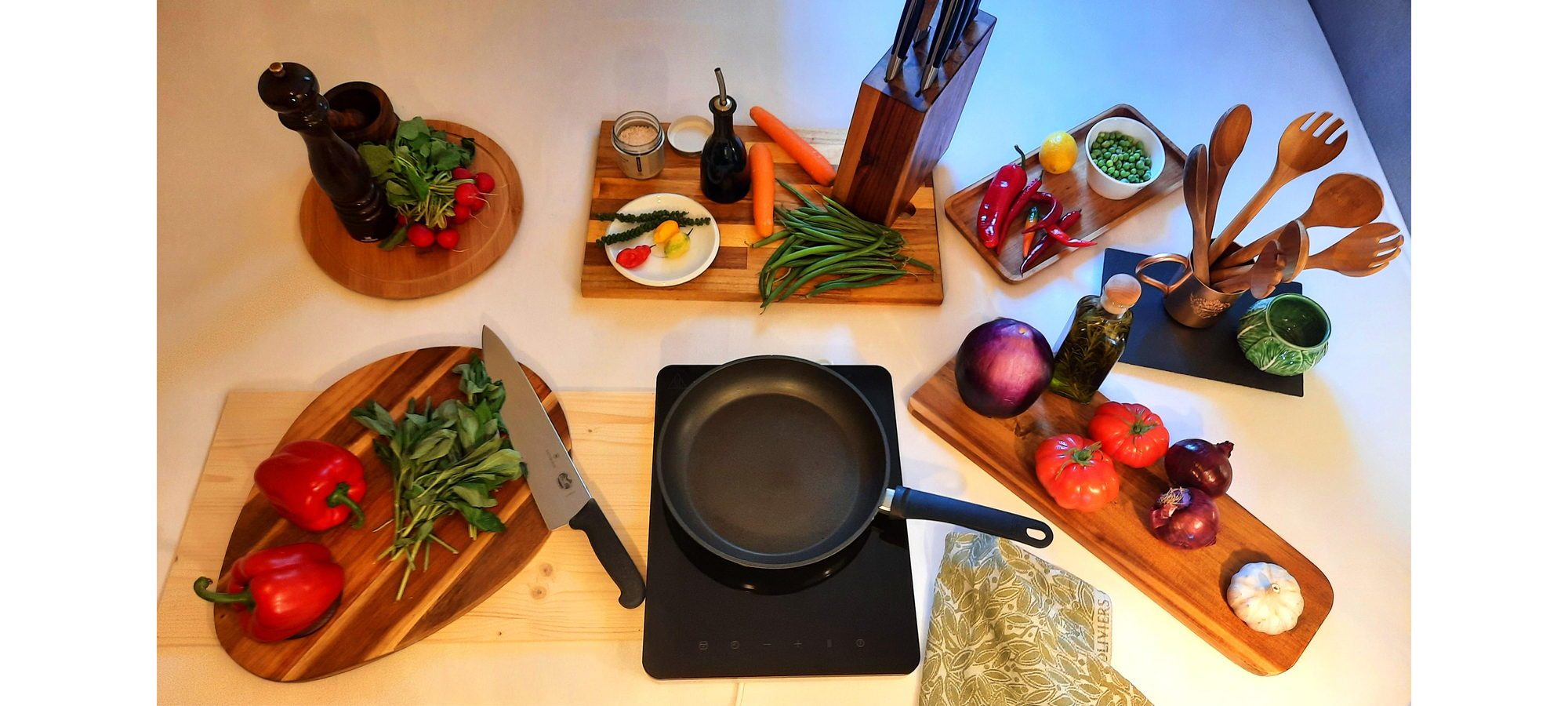 Légumes et ustensiles prêts à cuisiner