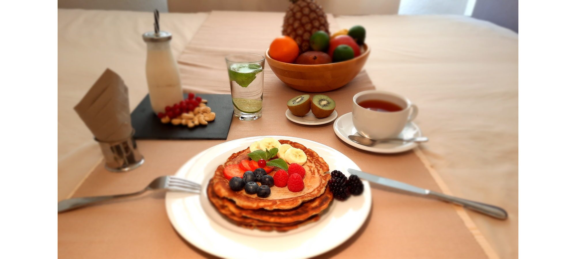 Pancakes aux fruits rouges et petit-déjeuner dressé